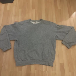 Kapital Smiley Sweater - Asfett smiley tröja från japanska Kapital, den är riktigt fint skick och inga defekter, köpt av en polare som köpte den på ettresex så inget fofo här inte, den är size 4 vilket är Japansk XL men har helt magisk cropped fit med asköna ärmar,frågor DM‼️