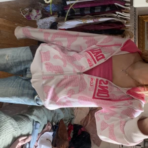 Zip up  - Skitsnygg zip från Merkel lonsdale. Rosa i luvan inga slitningar. Limited Edition!!!