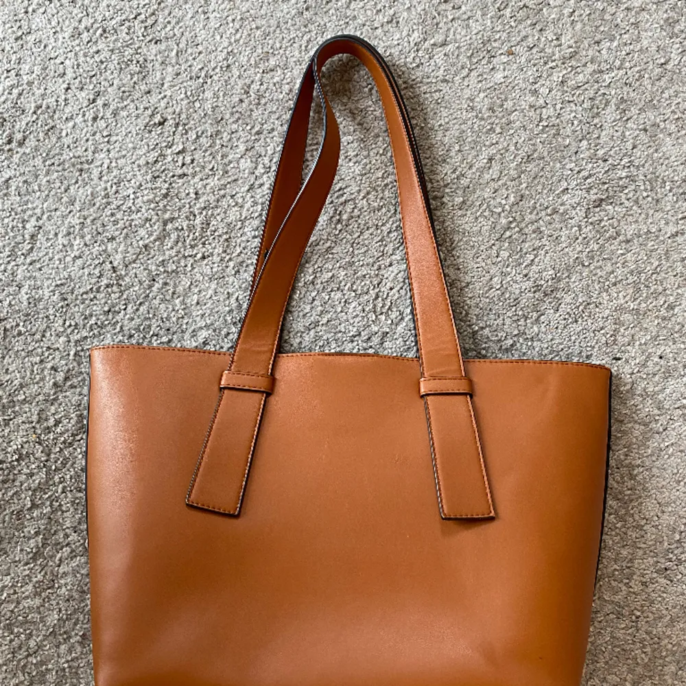 Jätte fin brun Axel väska från even&odd, säljer pågrund av att de inte är min stil, helt oanvänd . Väskor.