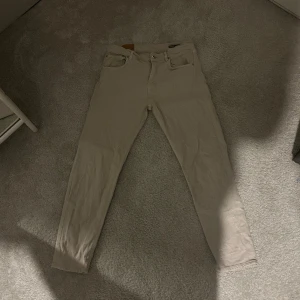 Dondup Jeans - Säljer mina riktigt feta dondup jeans med en cool design, riktigt bra skick 9/10, knappt använda och säljer för de tyvärr är försmå Passar dig som är runt 180 Pris kan diskuteras, byten kan även vara intressant  Mvh