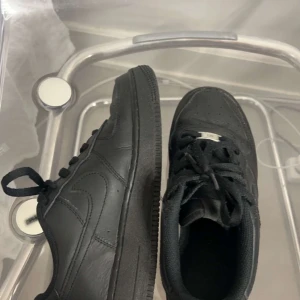 Nike air force 1 - Säljer dessa air force åt min tjej för att hon inte andvänder dem längre dem är nästan nya och inge mycket andvända. Dem har även inga defekter och dem är perfekt nu till våren om man vill ha nya och frächa skor!