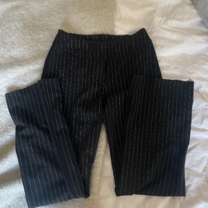 Randiga kostymbyxor - Randiga lågmidjade kostymbyxor i storlek xs/s, det är perfekt i längd på mig som är 1,67💐
