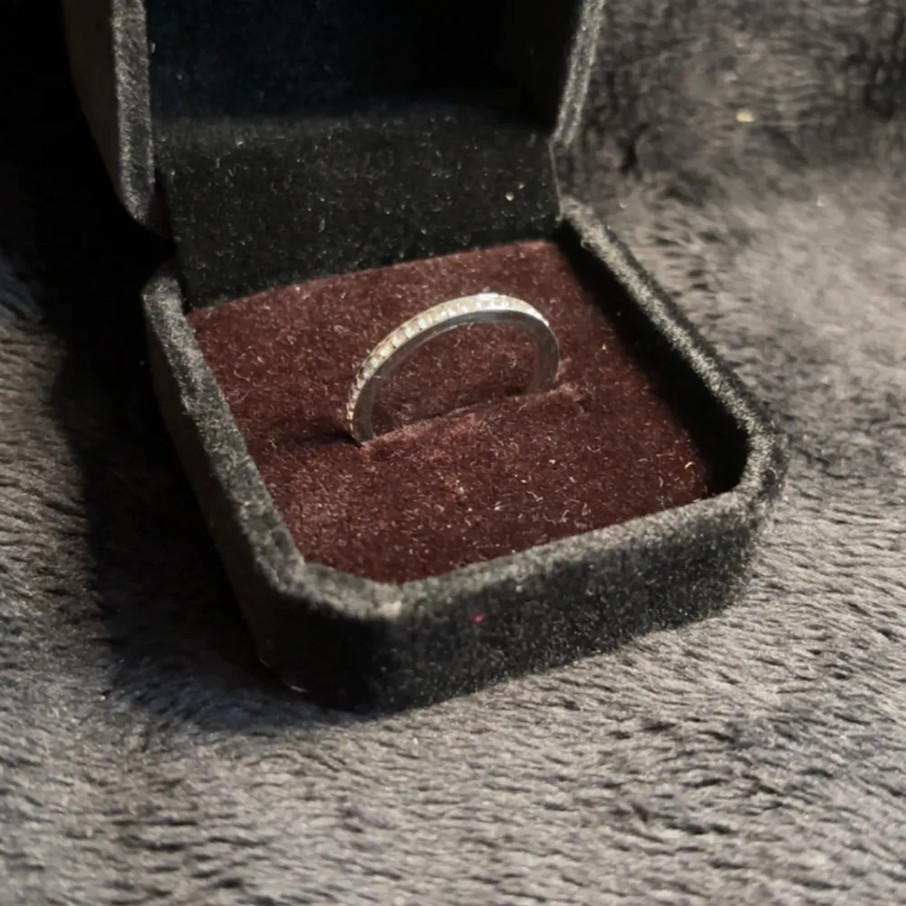 Silver ring med kristaller (Silverpläterad). Accessoarer.