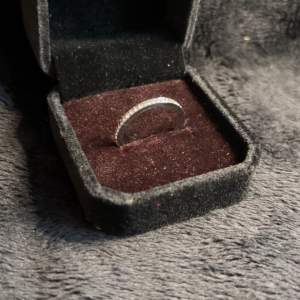 Silver ring med kristaller (Silverpläterad)