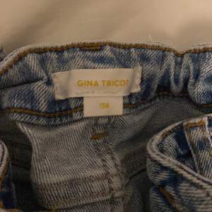 Säljer dessa populära utsvänga jeans från Gina som är jättebra skick men använder inte längre. De har även låg midja