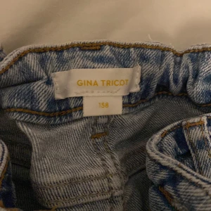 Utsvänga jeans - Säljer dessa populära utsvänga jeans från Gina som är jättebra skick men använder inte längre. De har även låg midja