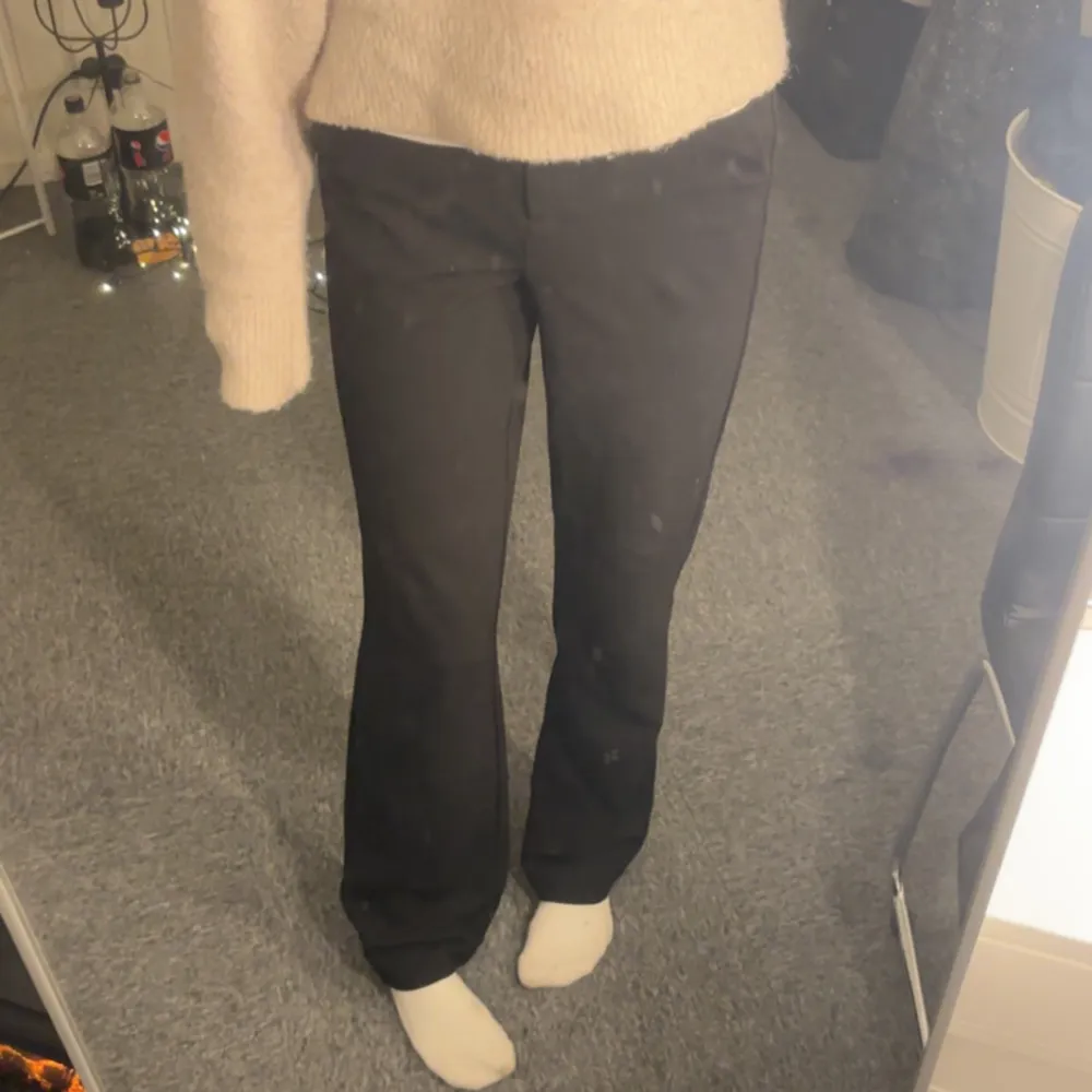 Raka kostymbyxor från vero Moda i storlek Xs/34 som knappt är använda❤️. Jeans & Byxor.