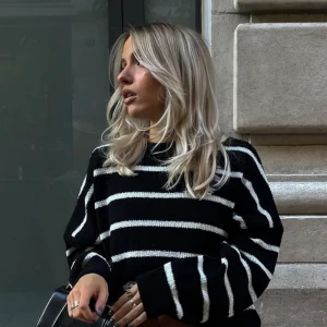 Stickad randig tröja Nakd - Stickad randig tröja från nakd i storlek L.  Den är i lite annorlunda material, vilket gör den jätte snygg. Den är nästan aldrig använd och Kosta 500kr ny. 