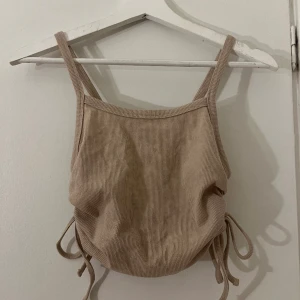 Sommar topp i storlek S  - EJ ANVÄND, bra material , ej genomskinlig 