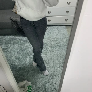 Gråa slitt jeans  - Slit jeans snygga å sitter bra 