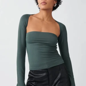 Gina top - Super fin top från Gina som inte kommer till användning, storlek S, har även fler färger, gå in och kolla min profil för att hitta de andra färgerna. Aldrig använd. Kan fraktas eller hämtas i Örebro. Skriv för riktigt bilder.