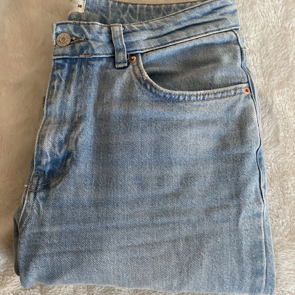 Jeans från Gina Tricot!  Namn: Full lenght flare jeans Använda ett fåtal gånger! Säljer pga att de är lite för stora för mig! Jeansen är midwaist! Skriv gärna vid eventuella frågor! . Jeans & Byxor.