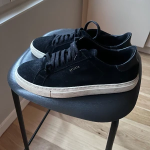 Arigato skor  - Säljer dessa jättefina arigato skorna då dem tyvärr är för stora. Sparsamt använda o finns inga defekter på dem🥰🥰 Kan tänka mig sängs priset vid en snabb affär