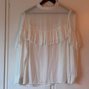 Fin Vit blus med volang runtom - Fin Vit blus med volang runtom från Second Female strl M