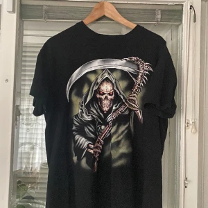 Vintage emo tröja - Random vintage t-shirt  cool skelettgubbe på  7/10 cond inga flaws men använd något  XXL men sitter som L