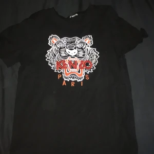 Kenzo Paris t-shirt - Storlek L, knappt använd. Kontakta vid frågor.