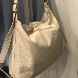 Väska  - En jättefin handväska i Vädligt fint skick. Använd fåtal gånger. Skriv för fler bilder! Väskan är köpt på en marknad utomlands! Väldigt rymlig så perfekt som en skolväska (plats för dator och annat) 