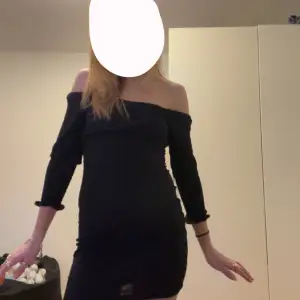 trekvartsärmad klänning ifrån bik bok med super fin rygg!