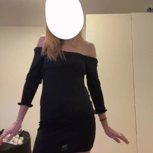 klänning - trekvartsärmad klänning ifrån bik bok med super fin rygg!