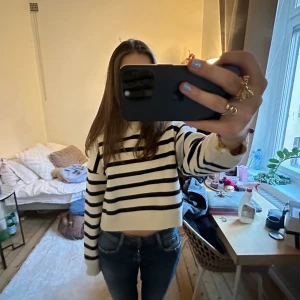 Stickad randig hoodie - Otroligt bekväm stickad Hoodie med ränder! Materialet är lite tjockare och inte nopprig över huvudtaget! Otroligt fin till mörka jeans:)