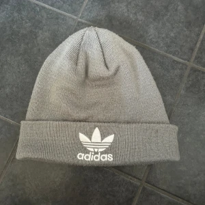 Adidas mössa - Grå adidas mössa. 🤍
