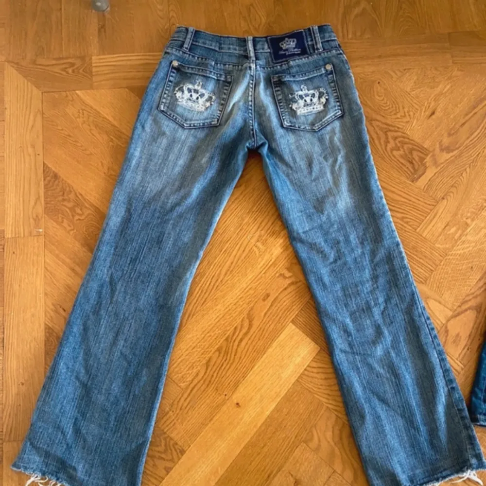 Jätte snygga lågmidjade flare/bootcut jeans från märket victoria beckham. Köpte de från en annan säljare och säljer pga ingen användning.. Jeans & Byxor.