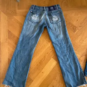 Jätte snygga lågmidjade flare/bootcut jeans från märket victoria beckham. Köpte de från en annan säljare och säljer pga ingen användning.