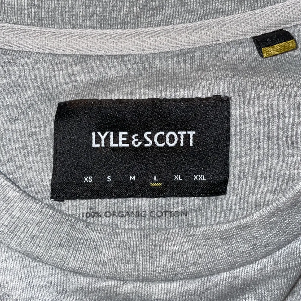 Riktigt fräsch Lyle & scott tröja som är i storlek L men passar också M. Rekommenderar denna tröja till våren för den är riktigt fett  Hör av er vid frågor . Tröjor & Koftor.