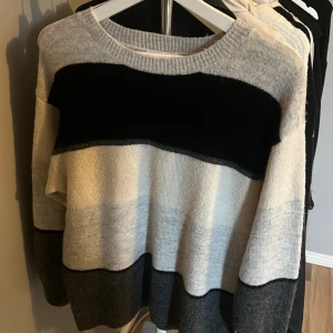 Stickad tröja - Randig stickad tröja, storlek S, bra skick, säljer för 100kr + frakt eller prisförslag🫶