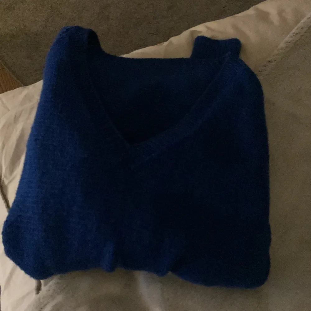 Här är en fin marinblå stickad tröja. Hittar ingen storlek på tröjan men kan tro att den är vid storlek M💗 . Stickat.