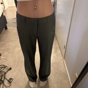 Lågmidjade kostymbyxor  - Från madlady, aldrig använda  Innerbenslängd 72cm Midja 34cm