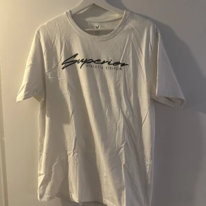 Vit T-shirt SOC - Säljer denna T-shirt från Soc då den inte länge kommer till användning och den är knappt använd 😊