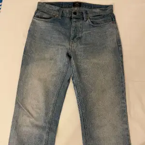 Köpte dessa jeans för 1200kr från carlings. Säljer då jag inte använder dem längre. Storlek 34 men har krympt lite i tvätten så hade sagt pssar som 33 eller 32. Priset kan såklart diskuteras