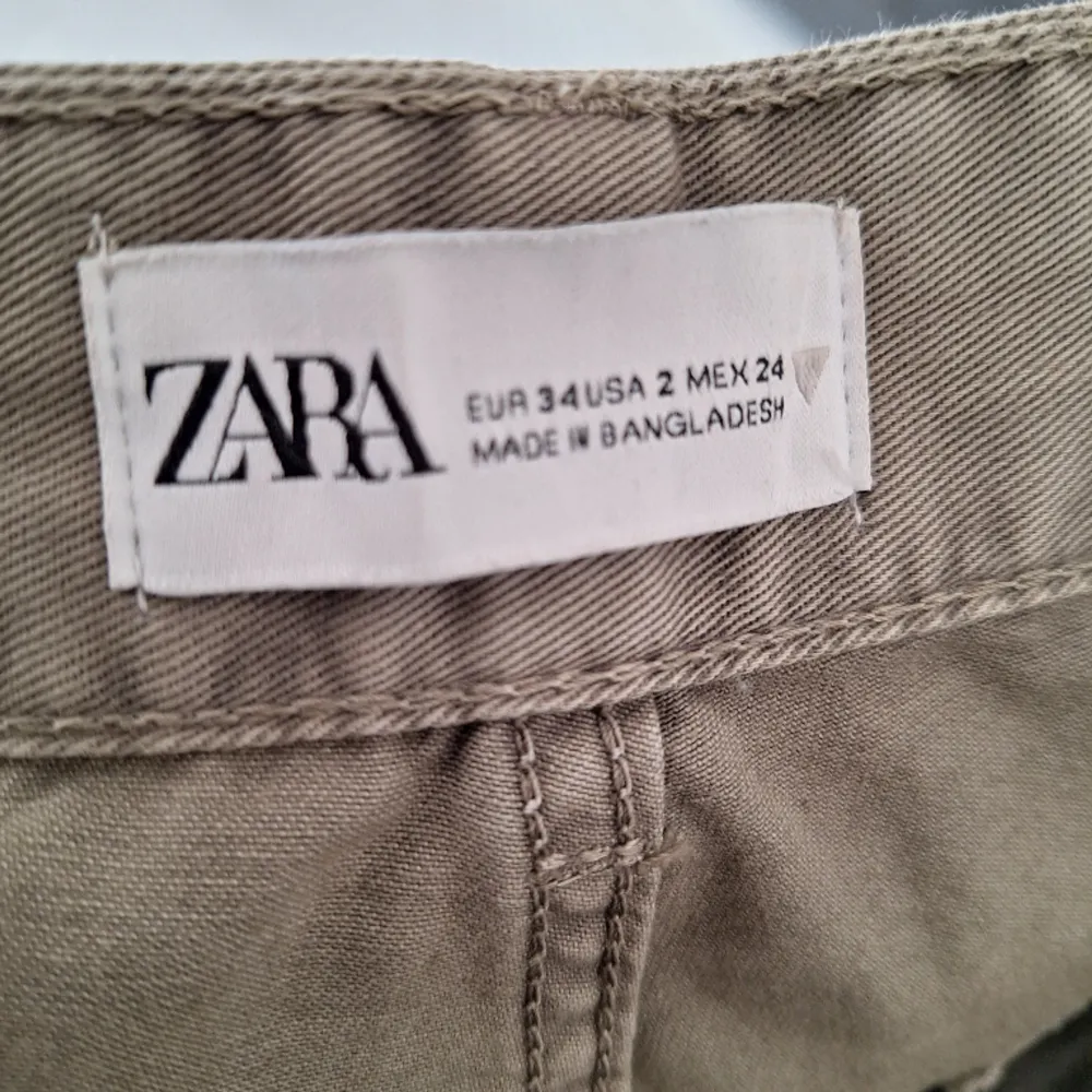 Ett par gröna cargo byxor från Zara i storlek 34. Använd endast 2 gånger, säljer dessa på grund av att dom inte passar längre.. Jeans & Byxor.