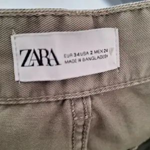 Ett par gröna cargo byxor från Zara i storlek 34. Använd endast 2 gånger, säljer dessa på grund av att dom inte passar längre.