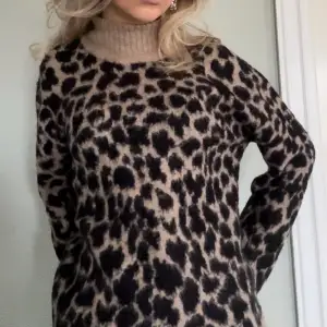 Stickad tröja med leopardmönstrad bra kvalitet!!