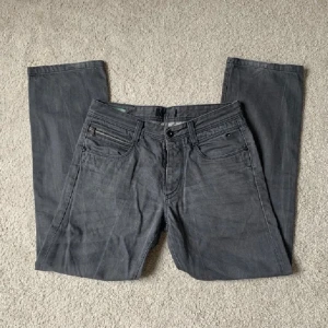 Grå Jeans - Säljer dessa snygga grå jeans i storlek Midja: 84cm✨Innerben: 79cm✨ Storlek: W33L32 (passar ungefär M)✨Jag på bilderna är 172cm lång❤️