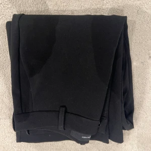 Lågmidjade kostymbyxor  - Kom privat vid frågor! Säljer dom också i en annan färg så om ni vill se dom på kan ni gå in i min profil 