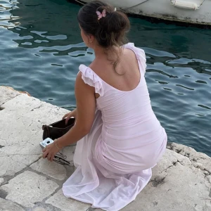 Klänning  - Rosa klänning från h&m i storlek M, nyskick