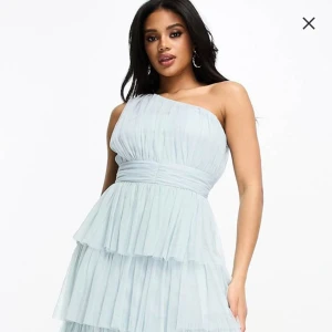 Maxi klänning  - Superfin tyll klänning från Asos som passar perfekt till bal och bröllop🦋 Jättefint skick då jag använde den i några timmar så den är som ny.  Modellen på bilden är 168cm och har st 36. Ny pris 2023 var 1069kr, FRI FRAKT 🚚 