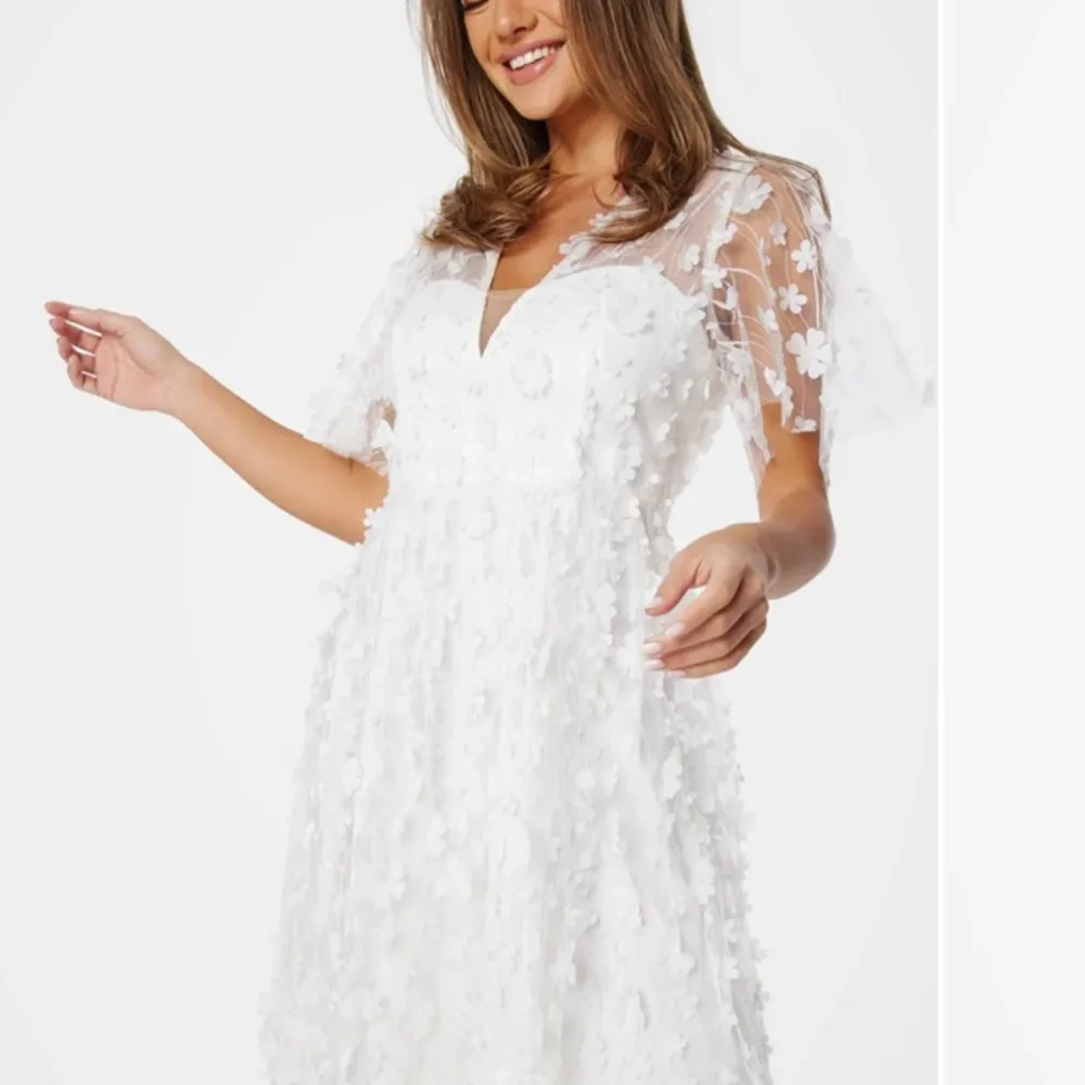 Säljer den populära klänningen från bubbelroom , i storlek 34. Passar perfekt nu till studenten😍 Den är aldrig använd &  prislappen sitter kvar!💌 . Klänningar.