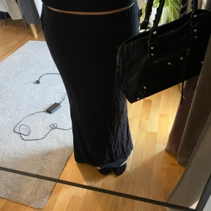 Lågmidjad kjol - Säljer denna lågmidjade kjolen ifrån bikbok, endast använd en gång pga är förstor och förlång för mig.