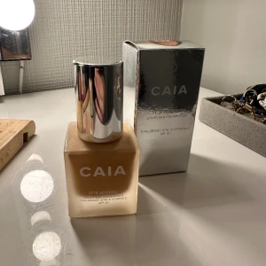Caia it’s iconic foundation  - Säljer caias it’s iconic foundation i 3w, säljer då den är för mörk för mig. Endast testad en gång så den är som ny. Nypris 325kr
