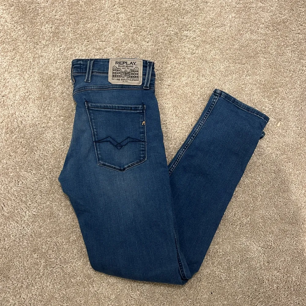 Säljer nu dessa feta replay jeans i toppskick modell anbass 💯skick:9/10 storlek:31/32 pris: 599kr🍾. Jeans & Byxor.