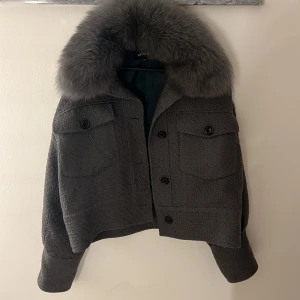 Meotine jacka - Säljer min gråa Meotine jacka då den inte kommer till användning, pris kan diskuteras💞