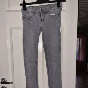 Jeans  - Gråa jeans i stl 24/32, från H&M. Super skinny,  low waist. 