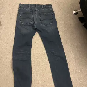 Säljer ett par riktigt stil rena Emporio Armani jeans köpta på NK för ”2200kr ” Jeansen är använda vid 3-4 tillfällen så iprincip Ny Skick.
