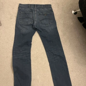 Emporio Armani Jeans - Säljer ett par riktigt stil rena Emporio Armani jeans köpta på NK för ”2200kr ” Jeansen är använda vid 3-4 tillfällen så iprincip Ny Skick.