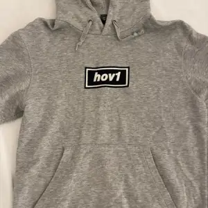 En hov1 Hoodie som köptes för några år sedan. Den går inte att köpa längre och är i ett väldigt bra skick. Den är lite lurvig på insidan men inget som syns eller känns när den är på. 