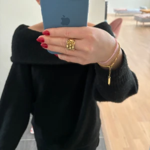 Svart off shoulder tröja, H&M - Säljer nu denna superfina svarta off shoulder tröjan ifrån H&M, skön och kliar inte alls💓